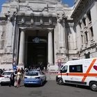 Milano, immigrato aggredisce poliziotto Video