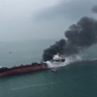 Fiamme su una petroliera: l'equipaggio si butta in mare, almeno un morto