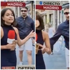 Giornalista palpeggiata da un passante in diretta tv a Madrid: l'uomo arrestato per violenza sessuale