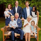 Il principe Carlo compie 70 anni, la tenera foto di famiglia con George, Charlotte e baby Louis fa il giro del web