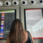 Catania, l'aeroporto riaperto dopo lo stop per l'eruzione dell'Etna: i voli in partenza e arrivo