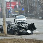 Tank russo schiaccia un'auto in corsa a Kiev: salvo il guidatore