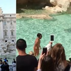 Fa il bagno nudo nella fontana di Trevi