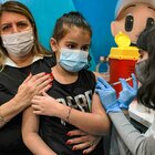 Vaccino ai bambini 5-11 anni, in Israele già migliaia di dosi: «Nessuna reazione grave, ci consente di uscire dall'incubo»