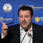 Salvini: «Giù le mani dalle forze dell'ordine»