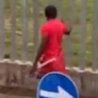 Nigeriano armato d'ascia aggredisce un passante per strada e lo ferisce, poi si scaglia contro i carabinieri: arrestato