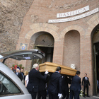Carlo Vanzina, i funerali a Roma sulle note di Sapore di sale: folla di vip, anche Berlusconi e De Sica