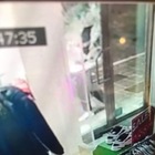 Spaccata al negozio di vestiti, ma è sorpreso dal carabiniere in borghese: arrestato dopo la colluttazione
