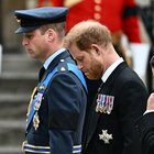 Funerali Elisabetta, la commozione di Harry: il duca di Sussex in lacrime nell'abbazia di Westminster