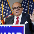 Covid, Rudy Giuliani già dimesso dopo la stessa cura di Trump ed è polemica: «Ti salvi solo se ricco e potente»