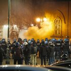 Cospito, il corteo degli anarchici a Torino diventa guerriglia: auto e vetrine rotte, cassonetti dati alle fiamme