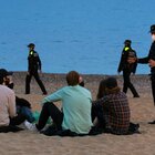Barcellona, Pasqua e sole: tutti al mare per una passeggiata ma anche per feste in spiaggia. Polizia in allerta