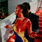 Vestita con i colori dell'Ucraina, si cosparge di sangue sul red carpet: la protesta choc al Festival di Cannes FOTO