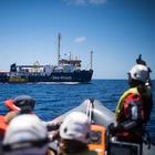 Migranti, ok allo sbarco dalla Sea Watch di 7 bimbi con i genitori. Procura apre un'inchiesta, Salvini attacca Conte