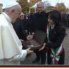 Papa Francesco ad Assisi per ascoltare i poveri e tuona contro le violenze sui bambini e le donne