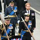 Funerali Elisabetta, perché Harry e Andrea sono senza divisa? Le "spine" nel fianco della famiglia reale