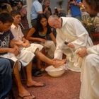Bergoglio in carcere lava i piedi ai detenuti,e confida mi devo operare agli occhi