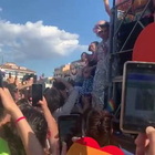 Elodie si esibisce durante il Roma Pride