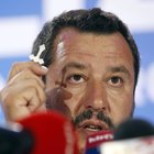 Salvini bacia il crocifisso: «Affidato a Maria non il voto, ma il futuro del Paese»