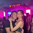 Francesca Ferragni e Riccardo Nicoletti in discoteca a Ibiza: «Stiamo scegliendo il dj per il matrimonio». I fan si infuriano