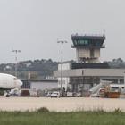 Falconara, il carrello dell'aereo non si apre: terrore all'aeroporto e atterraggio d'emergenza