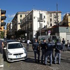 Napoli: baby rapinatore ucciso dalla polizia, i familiari bloccano la strada con i cassonetti dell'immondizia