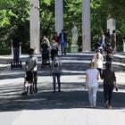 Roma, riaprono i parchi: le persone passeggiano a Villa Borghese