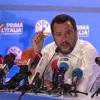 Lega primo partito, Salvini bacia il crocifisso: «Ringrazio chi è lassù»