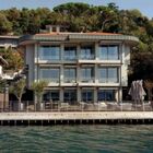 Abramovich: addio palazzi vittoriani a Londra, adesso l'oligarca abita in affitto in una villa a Istanbul da 50mila euro al mese
