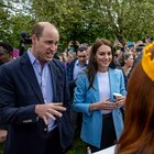 William e Kate a sorpresa allo street party: strette di mano a tutti dopo l'incoronazione di Re Carlo