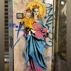Chiara Ferragni e Leone diventano Maria e Gesù in un murale a Milano