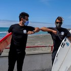 I surfisti e l'appello alla sindaca Raggi: «Ci faccia tornare in acqua»