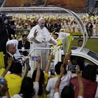 Papa Francesco a Bangkok: migliaia di fedeli allo stadio