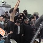 Berlusconi al seggio contestato da un'attivista Femen a seno nudo: "Sei scaduto" Video