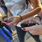 Modena, foto porno delle fidanzate nude in chat: nei guai sei giovani, quattro sono minorenni