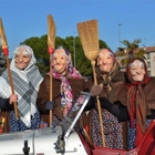 Roma, banda dei rapinatori vestiti da finte Befane: colpi in due supermarket, presi 3mila euro