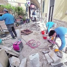 Cantieri aperti in centro storico: operai al lavoro per il recupero delle vecchie basole