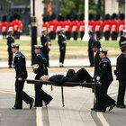 Funerali Elisabetta, poliziotto sviene durante la cerimonia: portato via in barella