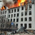immagine Ucraina, la strage di civili: almeno 350 morti (di cui 16 bambini). E la Russia nasconde le vittime tra i propri militari