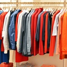 Il fast fashion costa ai consumatori più di quanto pensino. La ricerca: «Per risparmiare meglio un capo firmato che dura di più»