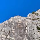 Scritta “Dux" incisa sulla roccia: il sindaco la ripulisce e finisce sotto accusa