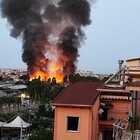 Campo rom in fiamme: colonna di fumo altissima, il rogo visibile in mezza città FOTO E VIDEO