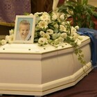 Funerale di Gabriele morto a 10 anni per l'esplosione di un ordigno bellico: lacrime e dolore davanti alla bara bianca