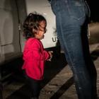 Bimba che piange al confine tra Usa e Messico, è la foto dell'anno