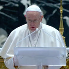 Il Papa: «Troppi poveri: basta ritardi vaccini»