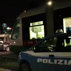 Auto sui binari del tram a viale Aventino