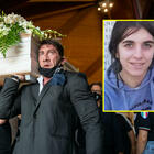 Chiara Gualzetti, folla e commozione ai funerali: «È morta piena d'amore». In cielo palloncini bianchi e rosa