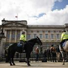 Troppa folla a Buckingham Palace: rimosso l'annuncio funebre dal cancello