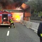 Genova, terrore in autostrada: tir in fiamme, rogo vicino alle case VIDEO CHOC