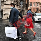 Antonella Elia e Pietro Delle Piane, shopping nel cuore di Roma: lei è senza mascherina